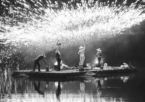 这是9月16日在安徽省宿州市砀山县梨小萌欢乐梨园景区拍摄的打铁花表演新华社发